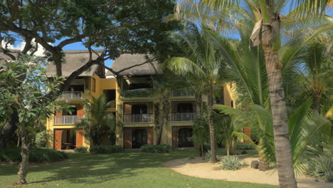 Resort-Tropical-Con-Hoteles-Y-Jardín-De-Palmeras-Mauricio.