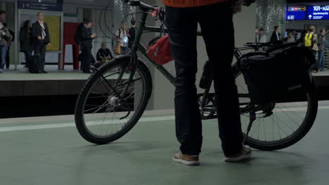 Mann-Mit-Fahrrad-Wartet-Auf-U-Bahn