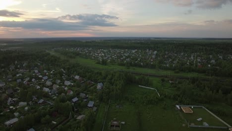 Russisches-Dorf-Und-Fahrender-Güterzug-Aus-Der-Luft