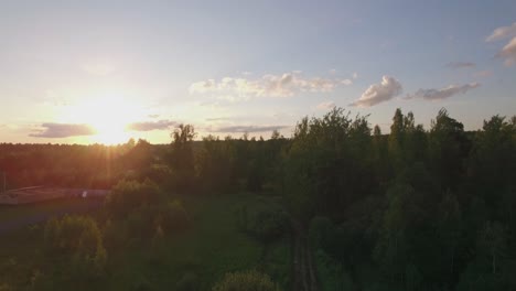 Luftaufnahme-Eines-Dorfes-Mit-Eisenbahn-Bei-Sonnenuntergang,-Russland