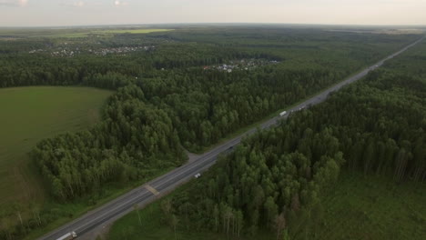 Toma-Aérea-Del-Tráfico-Rodado-En-El-Campo-Rusia