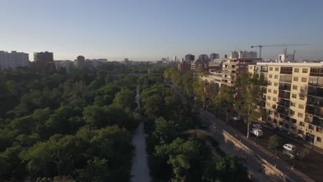Straße-Mit-Park-Und-Verkehr-In-Valencia,-Luftaufnahme