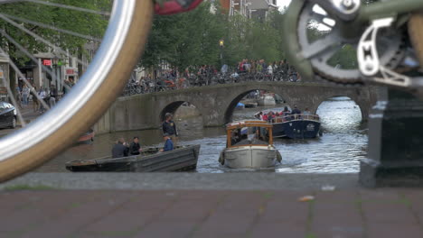 Ámsterdam-Es-La-Ciudad-De-Las-Bicicletas-Y-Los-Canales.