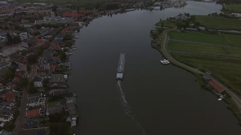 Vista-Aérea-De-La-Ciudad-Y-El-Río-Con-Velero-Países-Bajos