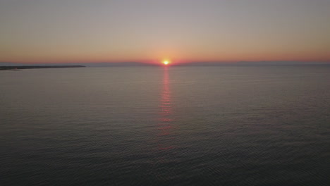 Luftaufnahme-Des-Meeres-Mit-Pier-Bei-Sonnenuntergang