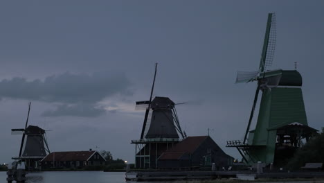 Blick-Auf-Windmühlen-Und-Häuser-Im-Zaanse-Schans-Museum-In-Den-Niederlanden