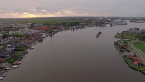 Luftaufnahme-Der-Niederländischen-Gemeinde-Und-Des-Flusses