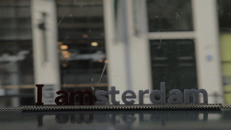 Blick-Durch-Das-Fenster-Der-Straßenbahn-In-Amsterdam