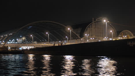 Night-water-traveling-in-Amsterdam