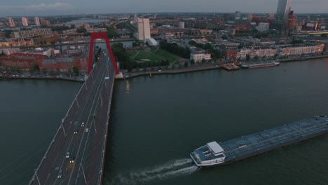 Luftaufnahme-Von-Rotterdam-Mit-Der-Willem-Brücke-Am-Wasser