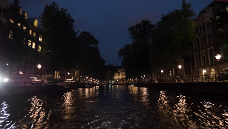 Zeitraffer-Einer-Nächtlichen-Fahrt-Auf-Den-Amsterdamer-Kanälen