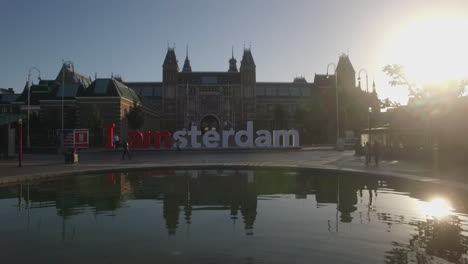 Vista-Aérea-Del-Rijksmuseum-De-Amsterdam-Y-La-Plaza-Del-Arte
