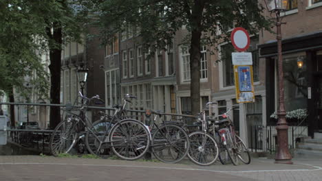 Fahrräder-In-Der-Fahrradfreundlichen-Stadt-Amsterdam