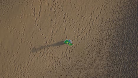 Volando-Sobre-Una-Mujer-Con-Bandera-Brasileña-En-La-Costa-Del-Océano.