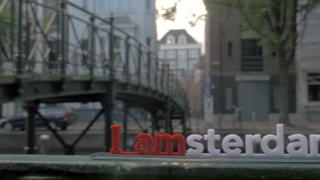 I-Amsterdam-Andmakelaarsbruggetje-Puente-Peatonal