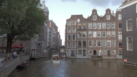 Amsterdamer-Szene-Mit-Segelbooten