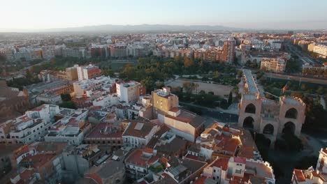 Vista-Aérea-De-Valencia-Con-Arquitectura-Y-Parques-Verdes