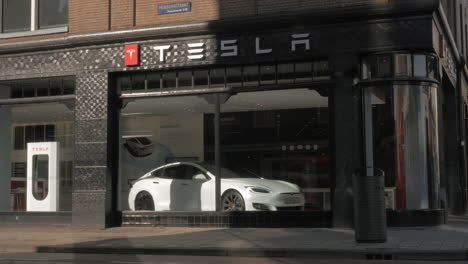 Tesla-Store-In-Der-Straße-Von-Amsterdam