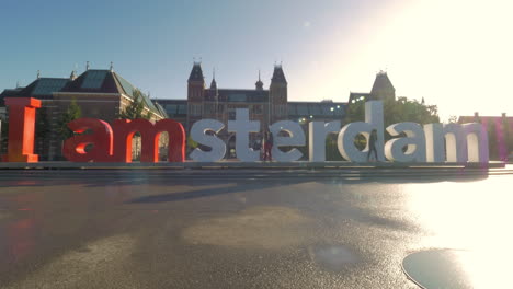 I-Amsterdam-Slogan-Bajo-La-Luz-Del-Sol