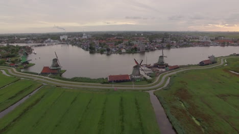 Luftaufnahme-Mit-Windmühlen-Und-Township-In-Den-Niederlanden