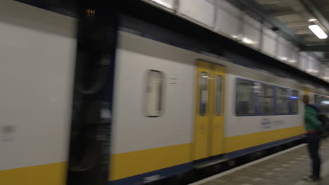 Ankommender-Nahverkehrszug-In-Amsterdam