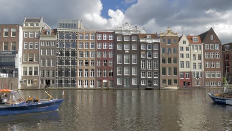 Barcos-Turísticos-Navegando-En-Amsterdam