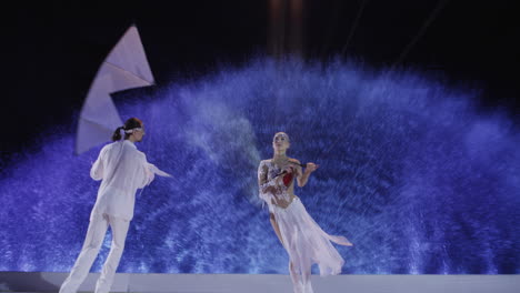 Pareja-De-Patinadores-Artísticos-Bailando-Sobre-El-Hielo-Con-Cometas.