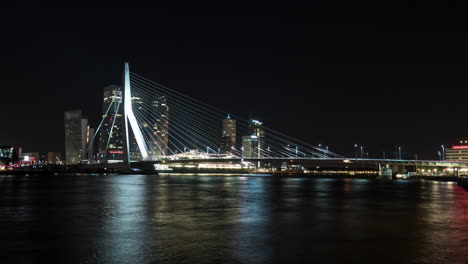 Toma-Nocturna-Timelapse-Del-Tráfico-En-El-Puente-Erasmus-De-Rotterdam.