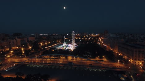 Toma-Aérea-De-Valencia-Nocturna-Con-Parque-De-Atracciones