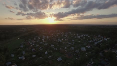 Skyline-Sonnenuntergang-Und-Dorf-In-Russland,-Luftaufnahme