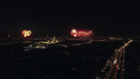 Festliches-Feuerwerk-In-Der-Nacht-Moskaus-Am-Tag-Des-Sieges