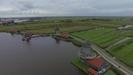 Windmühlen-Und-Felder-Im-Luftbild-Eines-Niederländischen-Dorfes