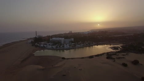 Luftaufnahme-Des-Resorts-An-Der-Küste-Von-Gran-Canaria-Bei-Sonnenuntergang