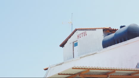 Hotel-De-Palabra-Escrito-En-El-ático-Del-Edificio