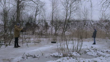 Haciendo-Material-De-Archivo-De-Un-Ambiente-Contaminante-Arrojando-Neumáticos-Usados-En-El-Parque