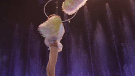 Nahaufnahme-Eines-Luftdarstellers,-Der-Akrobatische-Darbietungen-Vor-Farbenfrohen-Springbrunnen-Macht,-Akrobatik,-Moskau,-Russland