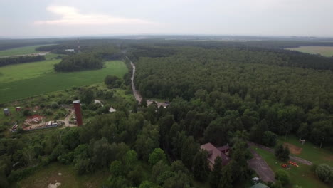 Luftflug-über-Dem-Lukino-Moskau,-Malerische-Landschaft-Aus-Grünen-Wäldern-Und-Feldern,-Ländlichen-Gebäuden-Und-Verkehr