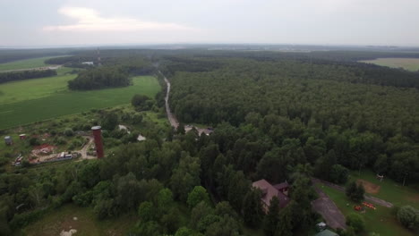 Vuelo-Aéreo-Sobre-El-Pintoresco-Paisaje-De-Lukino-Moscú-De-Bosques-Verdes-Y-Campos,-Edificios-Rurales-Y-Tráfico