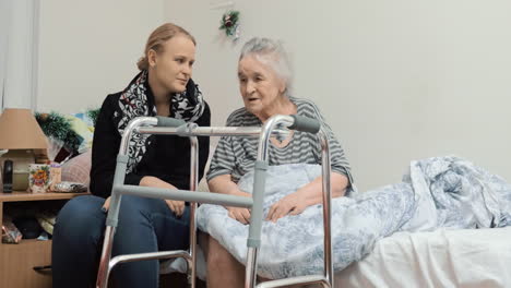 Nieta-Adulta-Visitando-A-La-Abuela-Anciana-En-El-Hospital