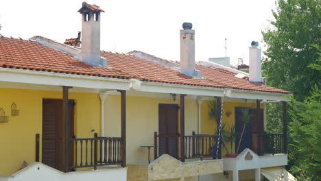 Edificio-De-Apartamentos-Con-Chimeneas-En-El-Techo