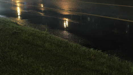 Tráfico-En-La-Ciudad-En-La-Noche-Lluviosa