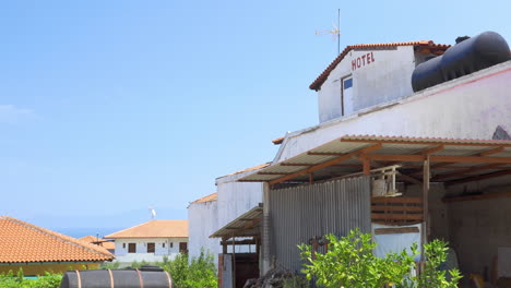 Edificio-Antiguo-Con-Cartel-De-Hotel