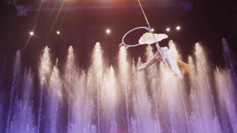 Luftdarsteller-Macht-Akrobatische-Darbietung-Vor-Bunten-Springbrunnen,-Akrobatik,-Moskau,-Russland