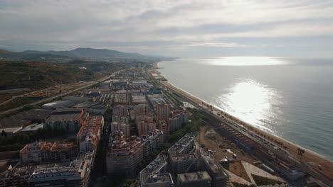 Luftaufnahme-Von-Sehenswürdigkeiten-Mit-Strand-Meer-Gebäuden-Barcelona-Spanien