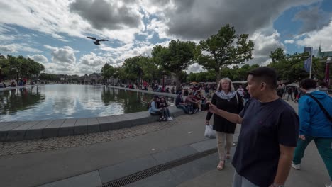 Zeitrafferansicht-Des-Amsterdamer-Schildes-Und-Der-Menschen-Auf-Dem-Amsterdamer-Museumplein,-Niederlande