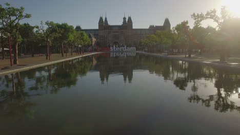 Blick-Auf-Das-Nationalmuseum-Rijksmuseum-Am-Museumplein-Amsterdam-Niederlande