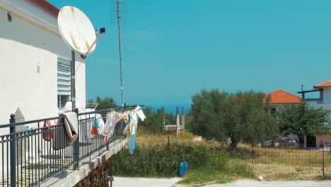 Blick-Auf-Das-Gebäude-Mit-Am-Seil-Hängenden-Kleidern