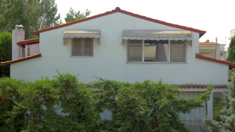 Blick-Auf-Das-Haus-Mit-Weißer-Wand-Und-Rotem-Dach