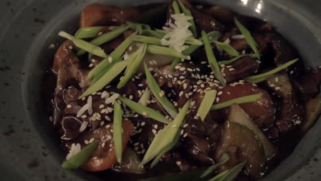Comer-Arroz-Y-Verduras-Plato-Asiático-En-El-Restaurante.