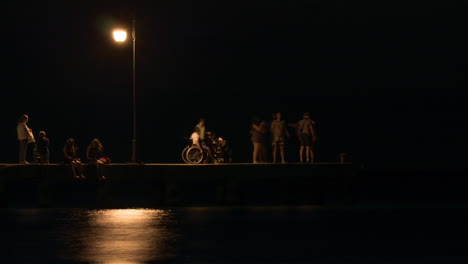 Timelapse-De-Gente-En-El-Muelle-Por-La-Noche